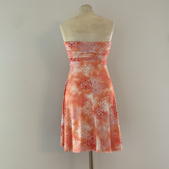 CLASSIQUE peach tie-dye jersey strapless dress w/ damask motif & pleated bodice. - Picture 3 of 9